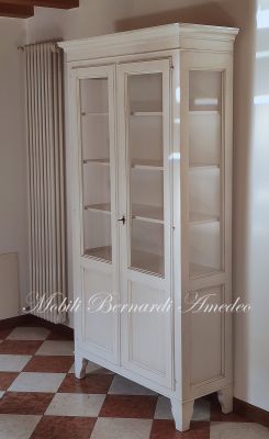 Vetrina country in legno massello colore bianco anticato